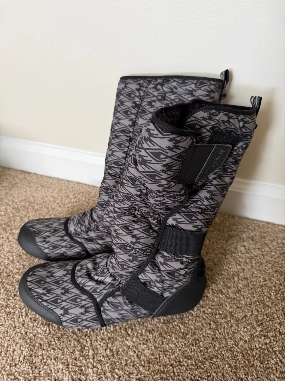Teva women’s Thinsulate lined Black and Gray Snow Boots size 8.5
